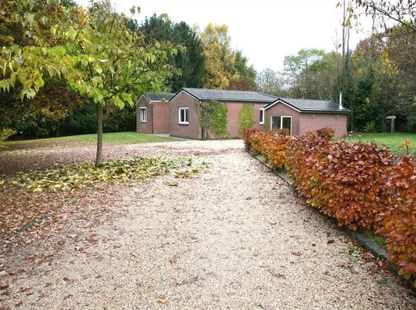 Heel mooi en rustig gelegen woning van het type alles gelijkvloers met 3 slpk. De woning werd achterin gebouwd en op een groter perceel, daardoor is z