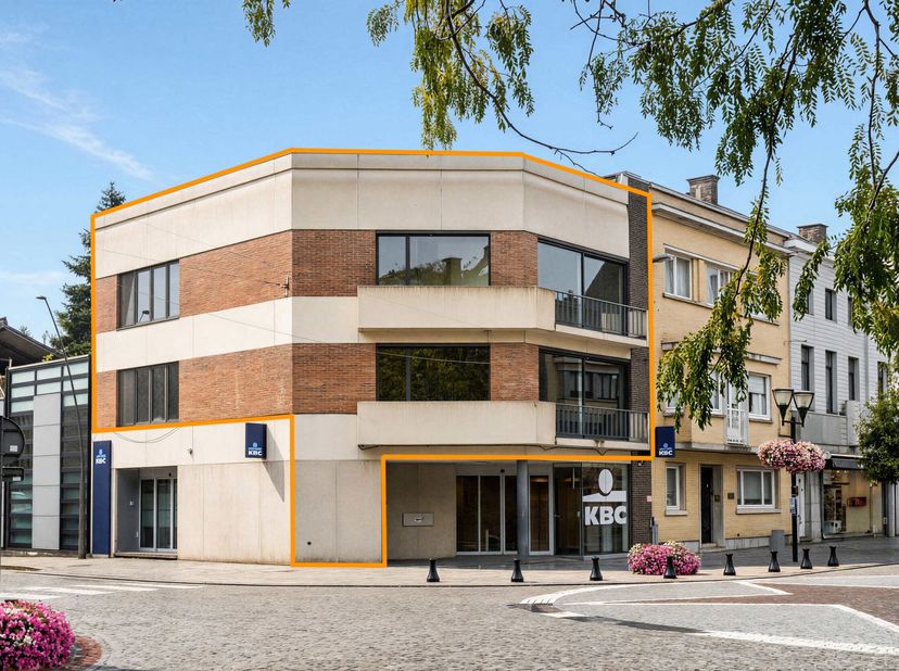 Au cœur de Renaix, découvrez cet appartement de caractère offrant pas moins de 240 m² habitables, où le charme authentique se marie harmonieusement av