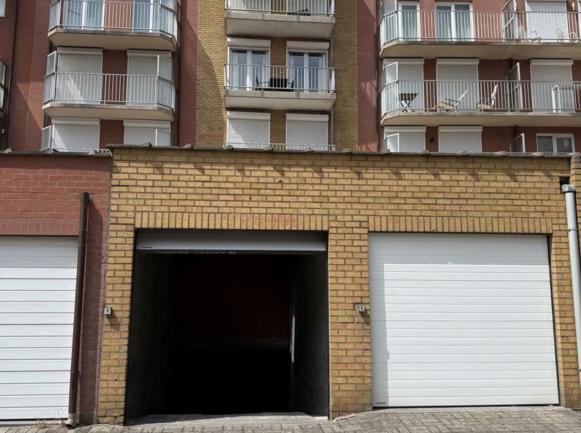 Garagebox met ruime berging, gelegen in de S. Dupuistraat 22, op korte afstand van het Rubensplein. De garagebox bevindt zich op niveau -1 en is berei