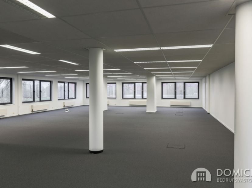 Bien professionnel à vendre à Ter Reigerie 5 boîte 16,
                    8800 Roeselare