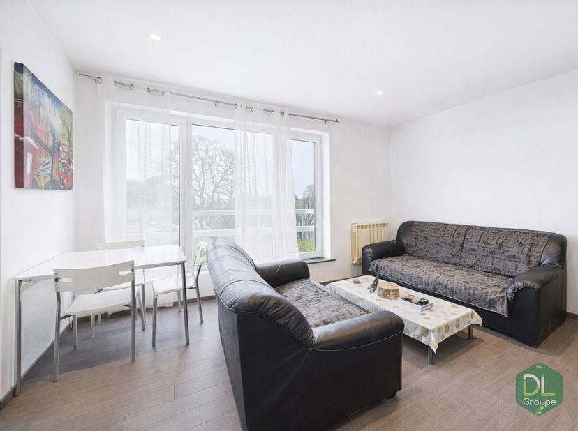 L’appartement se compose d’un beau hall d’entrée desservant un séjour confortable avec cuisine équipée ouverte et coin salon. L’espace nuit comprend t