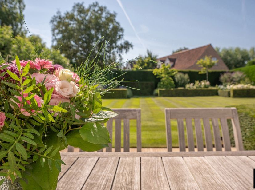In de gegeerde en groene woonwijk Maaiken in Westkapelle bevindt zich deze stijlvolle, perfect onderhouden vrijstaande villa, waar ruimte, licht en pr