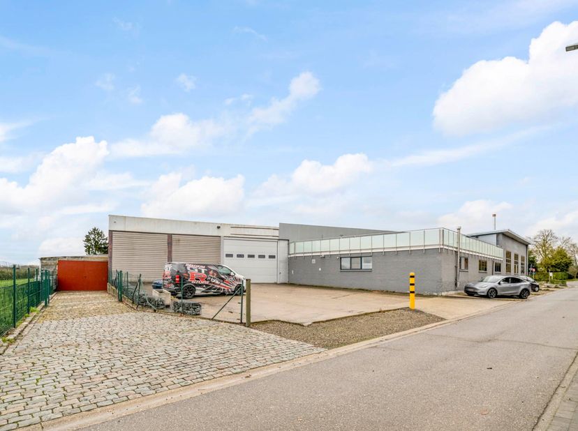 Bedrijfsgebouw - groot ong. 2280m² - met woonst - groot ong. 300m². Vlotte verbinding met centrum Sint-Truiden en Tienen, vlakbij de N80 Hasselt - Sin