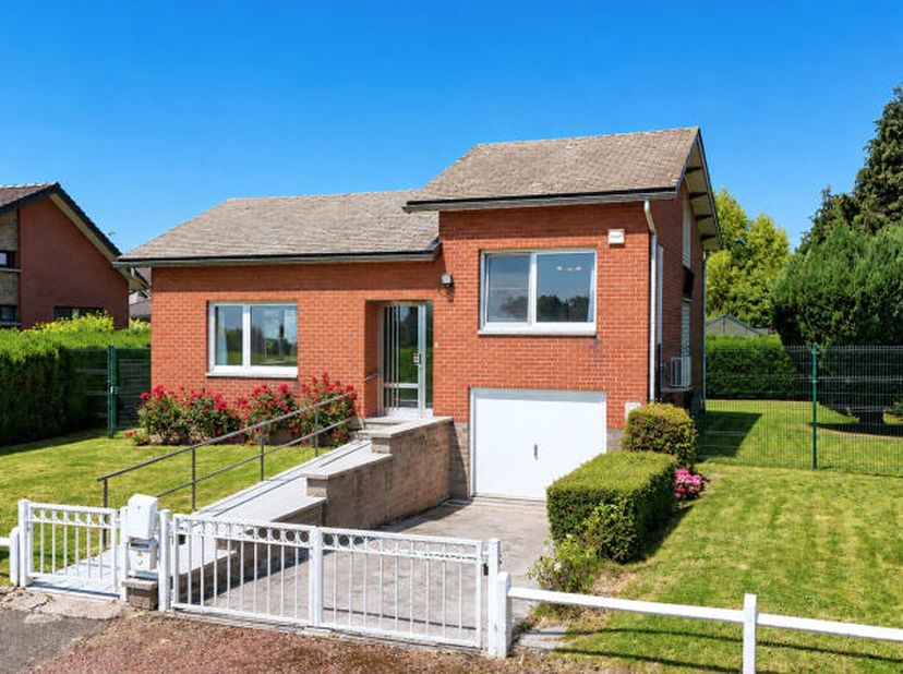 Agréable bungalow demi-niveau (+/- 98 m² d'après PEB) 2 chambres, garage et jardin bien située à Oupeye, dans un agréable quartier résidentiel. Il se