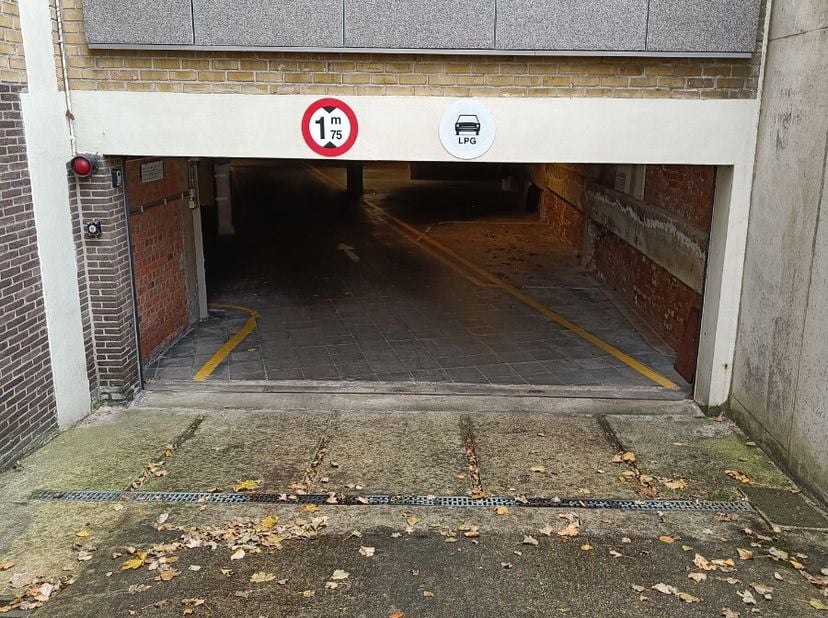 Koksijde : Op zoek naar een veilige en vlot toegankelijke parkeerplaats aan zee?Deze staanplaats bevindt zich in het hart van Koksijde, op wandelafsta