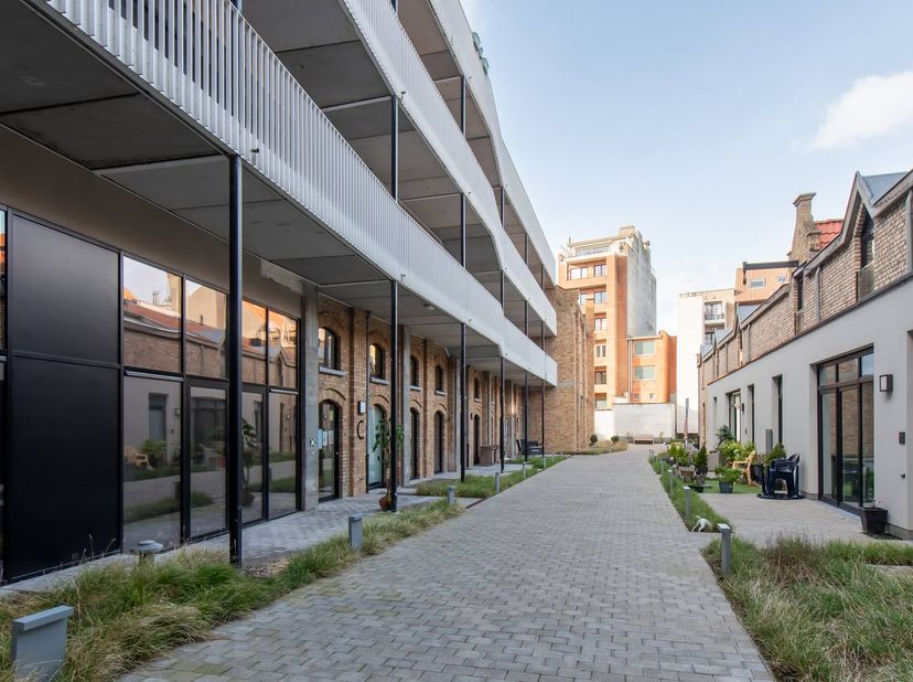 Deze luxueuze assistentiewoning te koop is gelegen in het prachtige complex COOST te Oostende, een zorgresidentie voor senioren. Zeer centrale doch ru