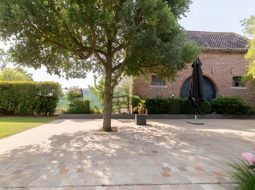 In de onmiddellijke nabijheid van het centrum van Aat bevindt zich dit elegante herenhuis op een perceel van meer dan 20 are, dat volledig werd gereno