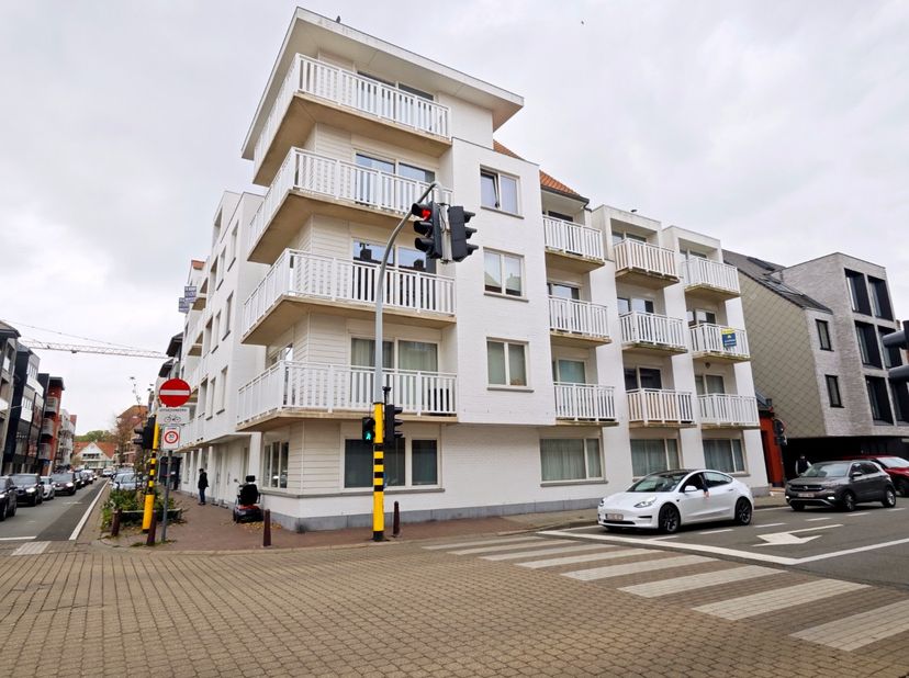 Deze recent gebouwde studio onder erfpacht is voorzien van een lichtrijke woonkamer met terras in het centrum van De Panne. Op enkele stappen van De M
