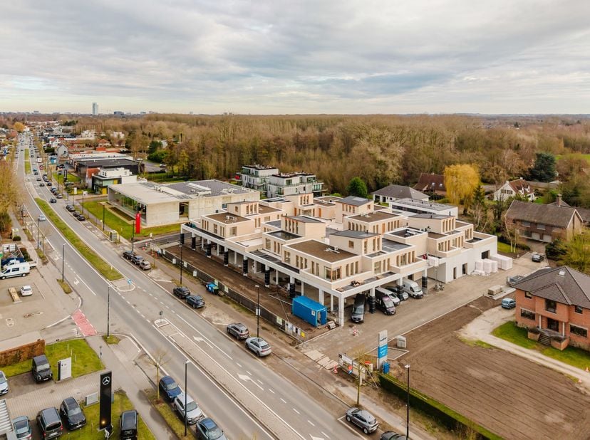 Deze handelsruimte maakt deel uit van het prestigieuze project Gouwy en geniet van een centrale ligging in Sint-Martens-Latem, een gemeente die bekend