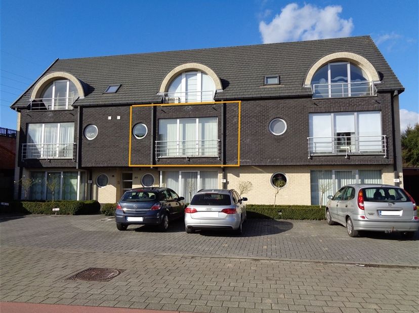 Charmant appartement de 2 chambres avec garage <br />
<br />
Situation : <br />
L'appartement est situé dans le centre de Sint-Job-in-'t-Goor (Brecht)