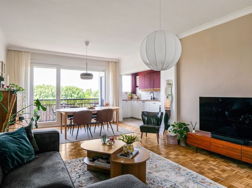 Op de Halewijnlaan op Linkeroever bevindt zich dit volledig gerenoveerde en instapklare appartement op de 7de verdieping. Dankzij de grondige renovati