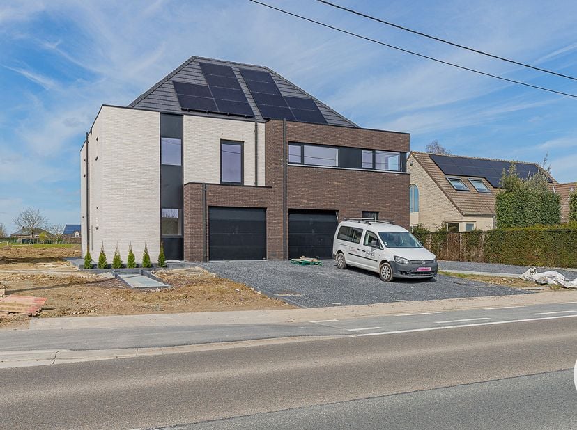 HELDERGEM - Deze prachtige en tijdloze nieuwbouwwoning kunt u vinden op de verbindingsweg tussen Haaltert en Heldergem. De woning werd gebouwd met oog