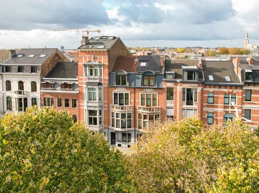 Dit prachtige herenhuis uit 1914 combineert de charme van een statige historische woning met het comfort van vandaag. Met een royale woonoppervlakte v