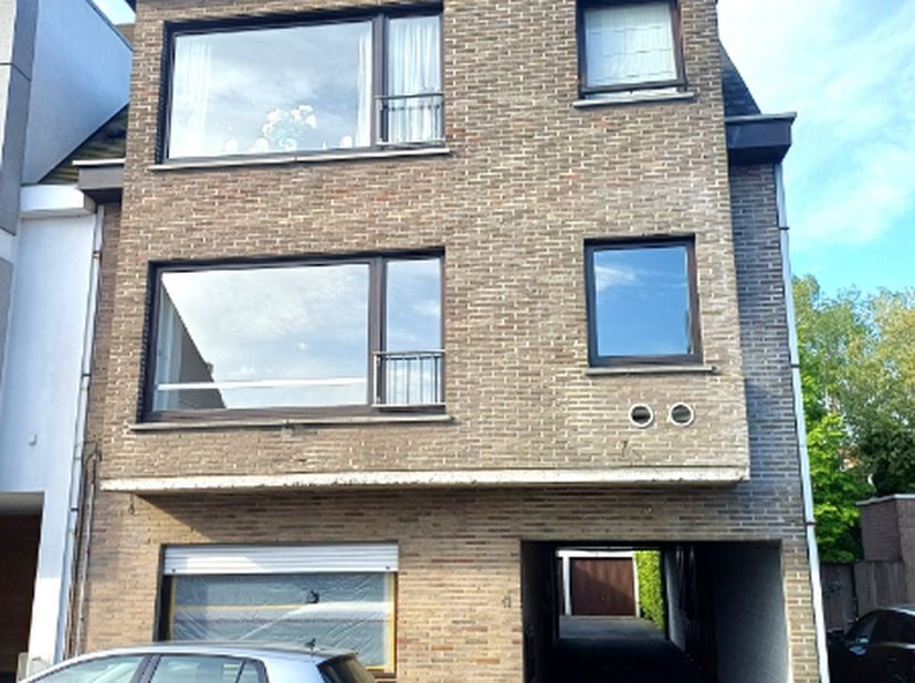 Dit volledig vernieuwde appartement bevindt zich op het gelijkvloers van een kleinschalige residentie, gelegen in de René Sabbestraat 41 te Waregem. D