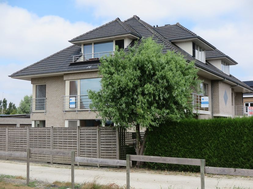 nu te huur bij Sem Vastgoed: appartement met 3 slaapkamers, terras en garage<br />
kosten inbegrepen, 950€/maand, direct beschikbaar.