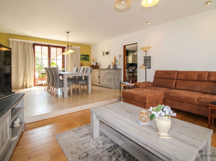 Cette villa spacieuse allie confort, efficacité énergétique et agencement pratique. Grâce à son label EPC B, à ses panneaux solaires, à sa batterie do