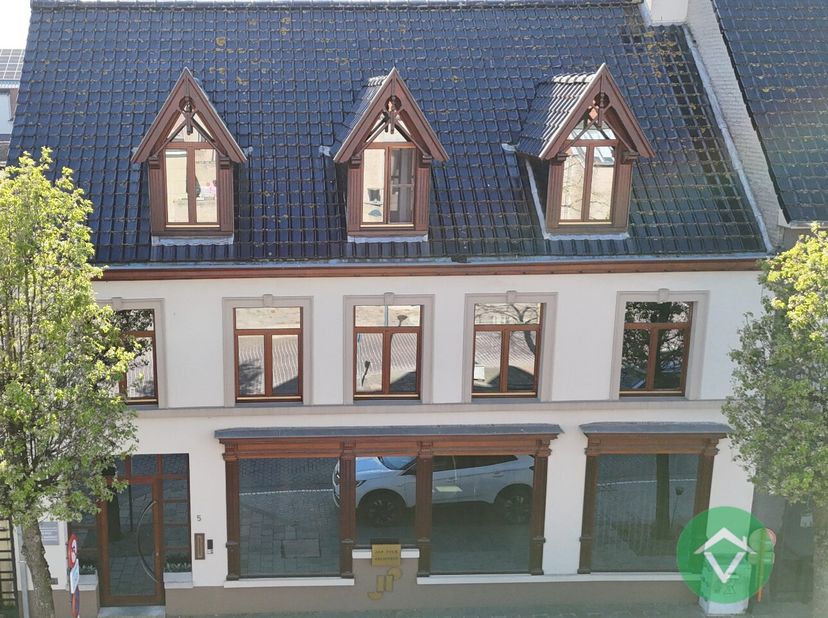 Deze instapklare handelswoning is gelegen in het centrum van Koekelare,  een commerciële topligging op de markt en bestaat uit:<br />
gelijkvloers: in