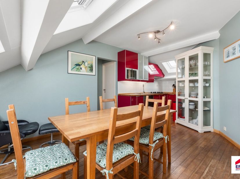 Te koop: instapklaar appartement in Koksijde, gelegen aan de Arthur Frèrelaan, in een rustige villawijk nabij het centrum en het openbaar vervoer.Dit