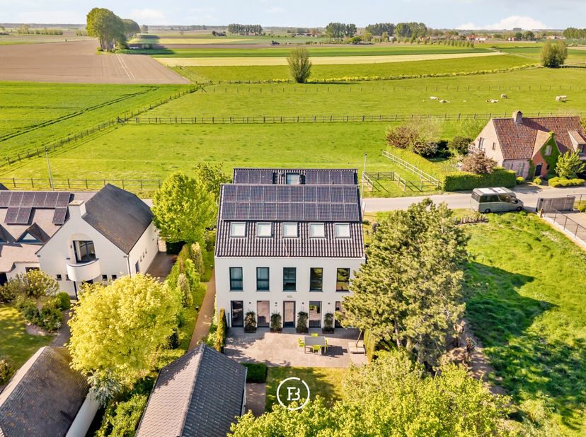 Op een bijzonder mooie plek, omgeven door open polders en eindeloze vergezichten, bevindt zich deze recente en royale eigendom. Het pand is een nieuwb