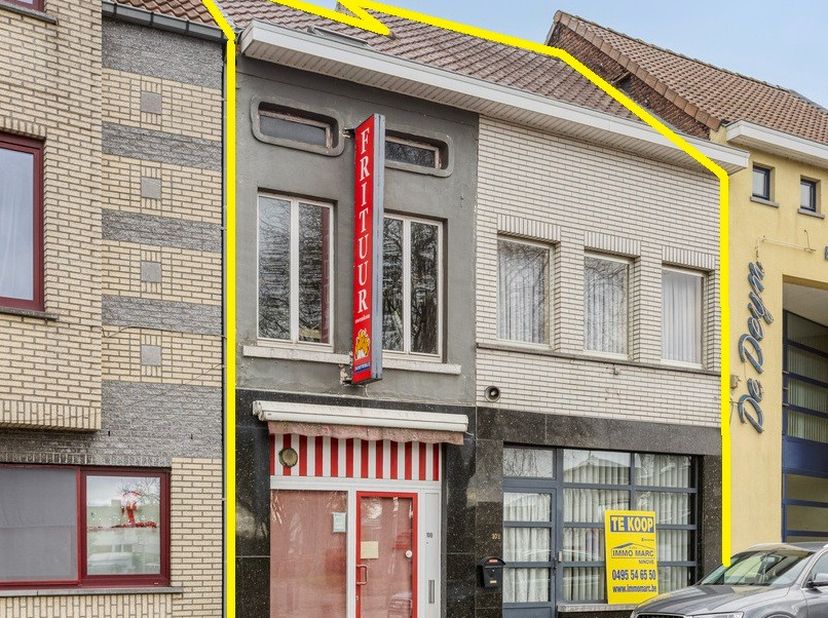 In het centrum van Ninove, op een uitstekende locatie, op wandelafstand van alles wat u nodig heeft, bevindt zich dit ruime handelspand met woonst&amp;nbs