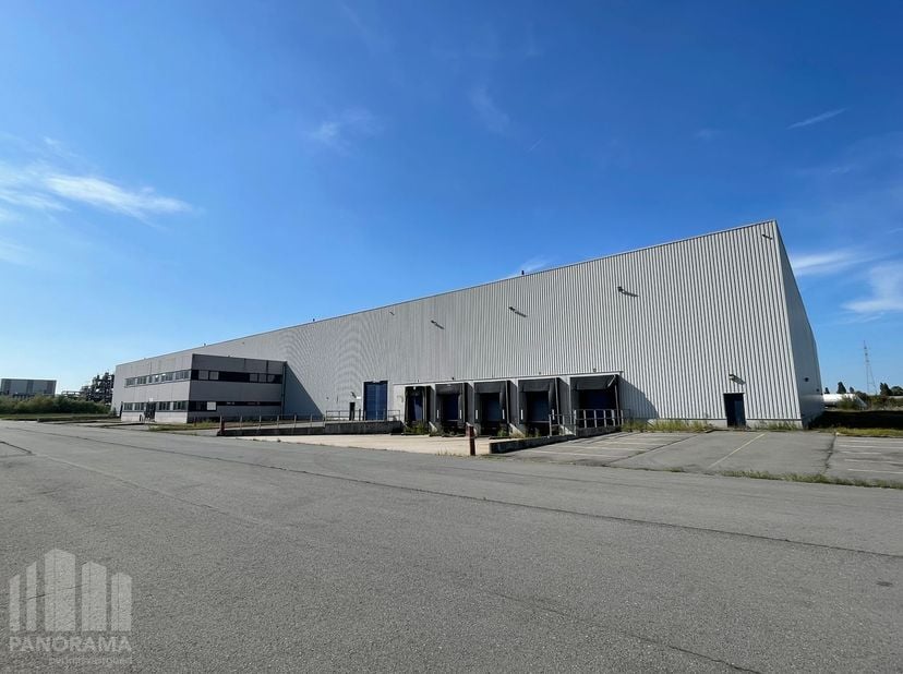 In het havengebied van Oostende bevindt zich dit logistieke magazijn met een totale oppervlakte van 5.000 m² en een vrije hoogte van 10,70 meter.<br /