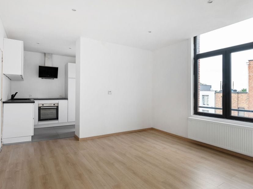 Dit gerenoveerde appartement bevindt zich op de tweede verdieping van een kleinschalig gebouw op de Lakborslei in Deurne. Dankzij de ligging in een ho