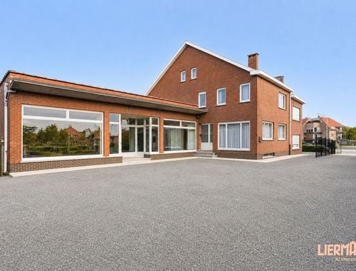                                        Commercieel Gebouw te koop in Meerbeke, € 397.000
