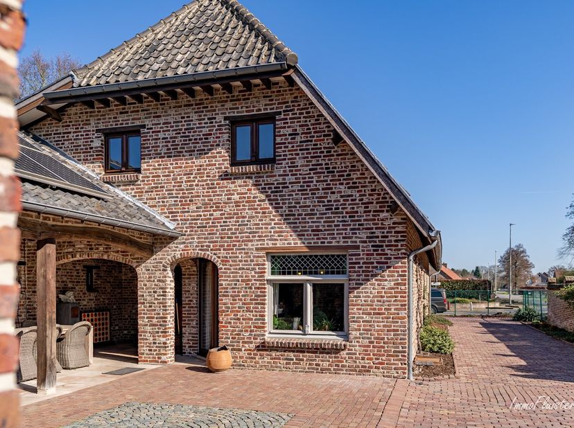 In een rustige en groene omgeving van Hechtel-Eksel bevindt zich deze sfeervolle eigendom met weide, gelegen op een perceel van ongeveer 51a. De wonin