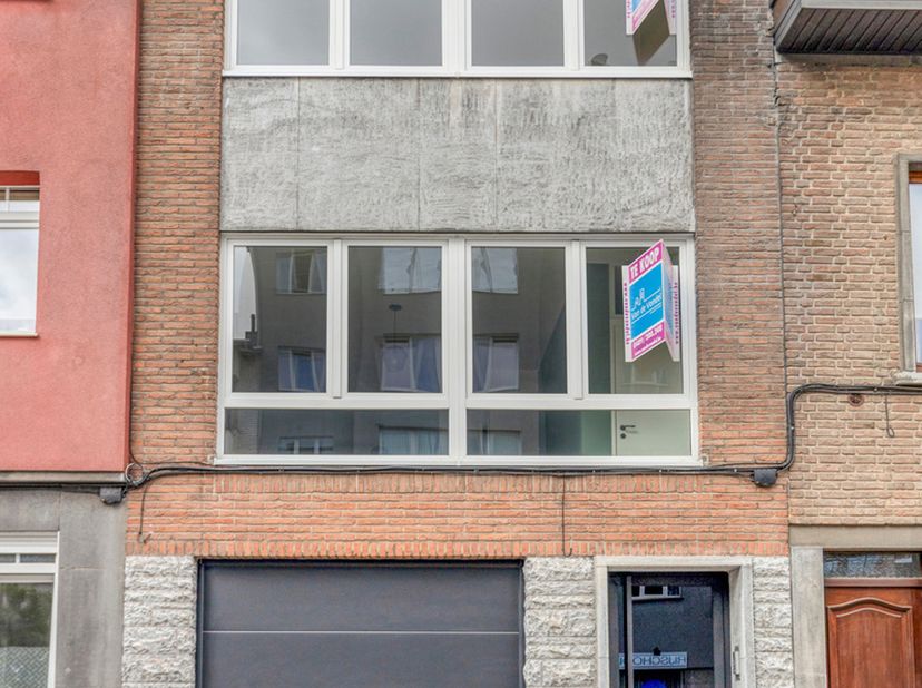Instapklare woning met ruim atelier/garage voor 4 wagens in het centrum van Aalst!<br />
Op zoek naar een instapklare woning met uitzonderlijk veel ru