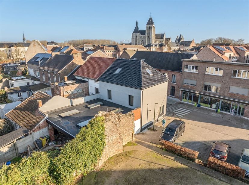 Casco woning met veel potentieel op landelijke ligging te Zoutleeuw<br />
Casco woning met een bewoonbare oppervlakte van ca. 285 m², gelegen in een r