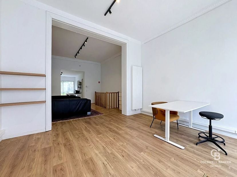 Kantoor op de begane grond in een huis in Brusselse stijl. De totale oppervlakte bedraagt 130 m² en is als volgt ingedeeld:<br />
Op de begane grond: