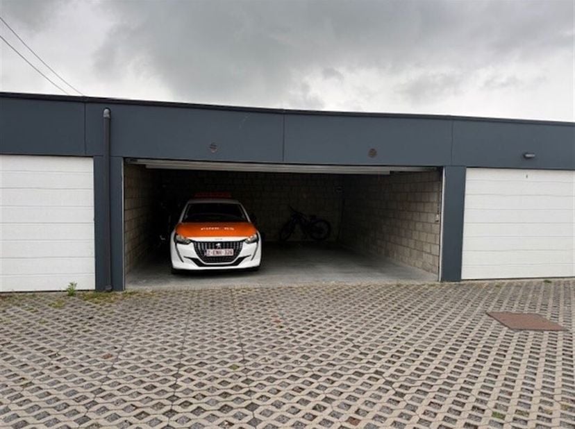 Dubbele garage te koop in centrum Middelkerke op gunstige ligging.<br />
Zeer gemakkelijk in te rijden en met afstandsbediening de automatische poort