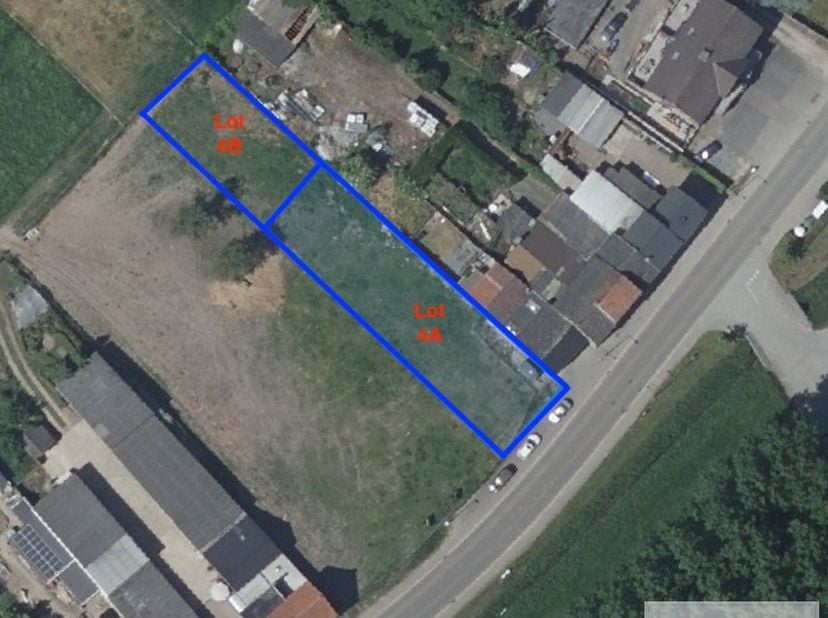 In de rustige Neremstraat vindt u deze mooie bouwgrond voor halfopen bebouwing, aangevuld met een achterliggend perceel weideland. Een unieke opportun