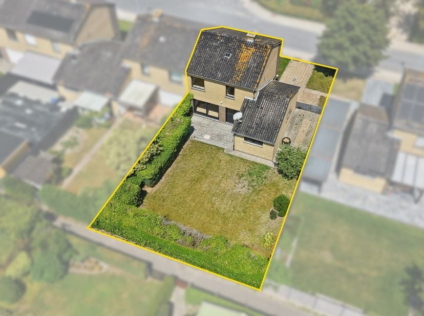 Op een rustige en groene ligging in Koolkerke bevindt zich deze degelijk gebouwde halfopen woning met 3 slaapkamers, ruime garage en aangename tuin. D