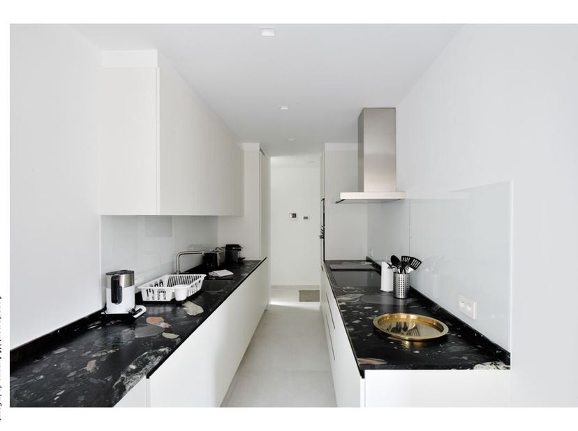 Dit prachtige appartement met twee slaapkamers, gelegen aan de Avenue de la Forêt 1 in Elsene, biedt kwaliteitsvolle woonruimte in een modern gebouw.