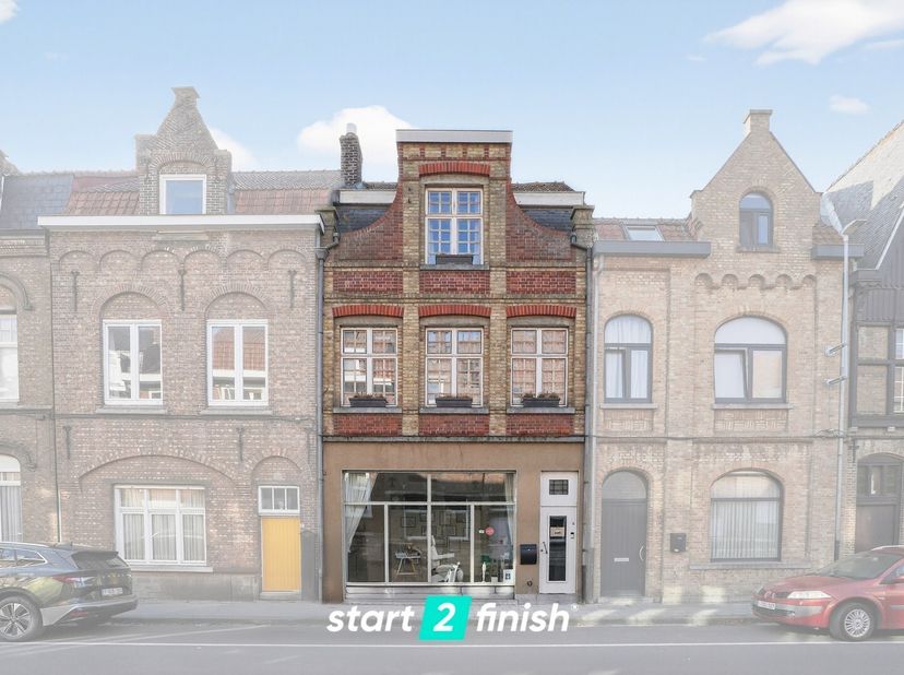 Ontdek deze instapklare woning met 4 ruime slaapkamers, rustig gelegen met een leuke stadstuin. Geniet van een lichte leefruimte en een moderne keuken