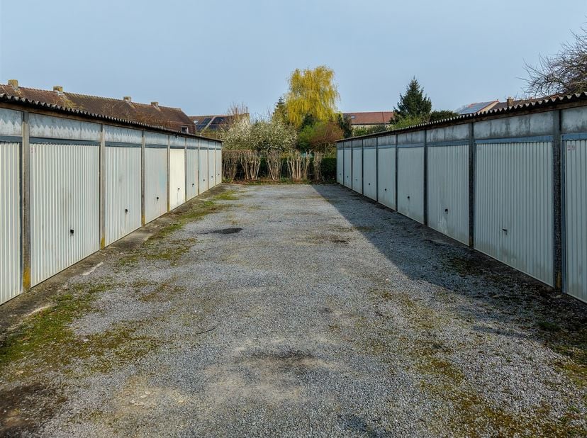Découvrez cet ensemble de 37 garages, tous actuellement loués, idéalement situé dans un quartier recherché de Tournai (quartier de la Culture, rue Aim
