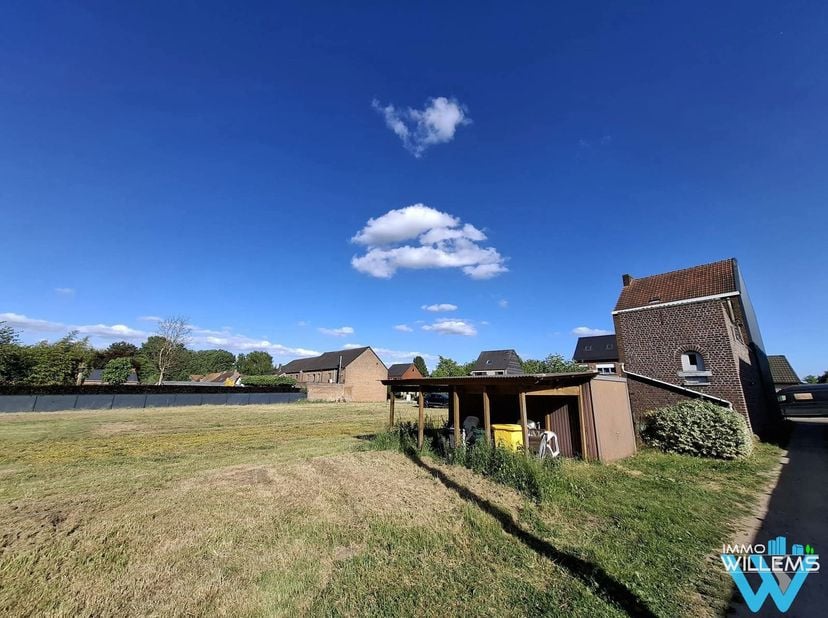 Deze te renoveren woonst staat op een ruim perceel van 1146m². <br />
De woning zelf is als volgt opgedeeld:<br />
Inkom, woonkamer, eetplaats, keuken