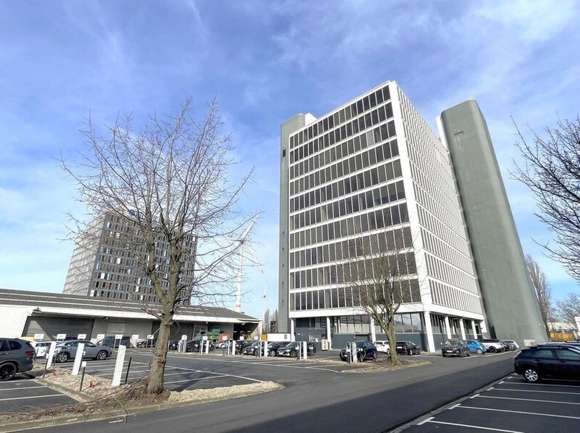 842m² hoogwaardig afgewerkte kantoren op 1e verdieping<br />
Ligging: aan N180 gewestweg (van Antwerpen naar Stabroek) in het Antwerps havengebied. De