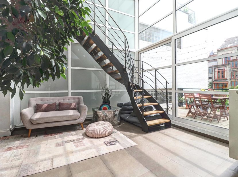 Quartier Châtelain - Dans une maison de Maitre superbe duplex de 245m² comprenant : hall d’entrée avec vestiaire et toilette, vaste séjour avec cuisin