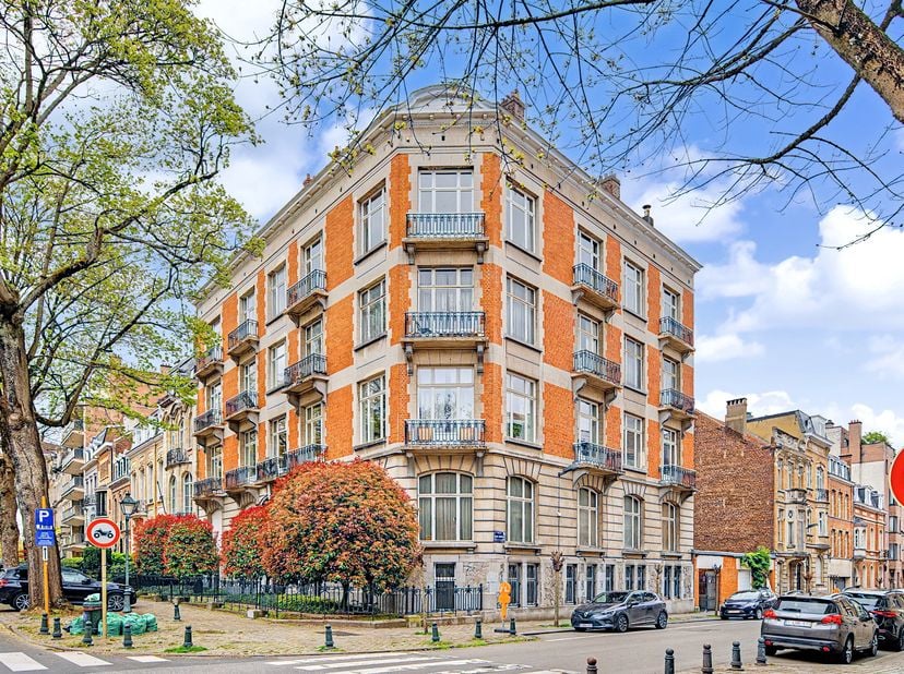 Dit prachtige penthouse ligt in de schitterende wijk Molière, vlak bij het Place Brugmann en de daar gelegen winkels, en bevindt zich op de 4e en bove