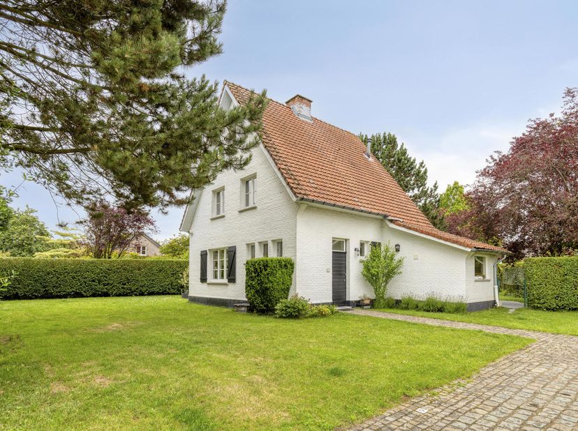 Vous recherchez une charmante villa prête à emménager, située dans un endroit calme mais néanmoins très bien desservi ? Alors cette magnifique maison