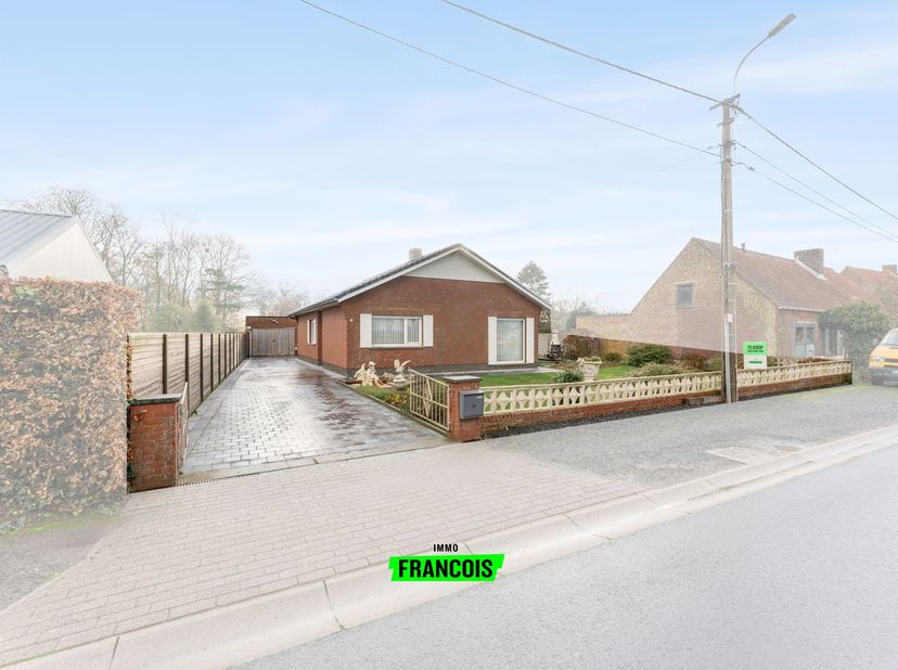 Welkom in Aartrijke, waar rust, ruimte en groen samenkomen. Deze charmante vrijstaande bungalow nodigt u uit om meteen helemaal tot rust te komen. Dan