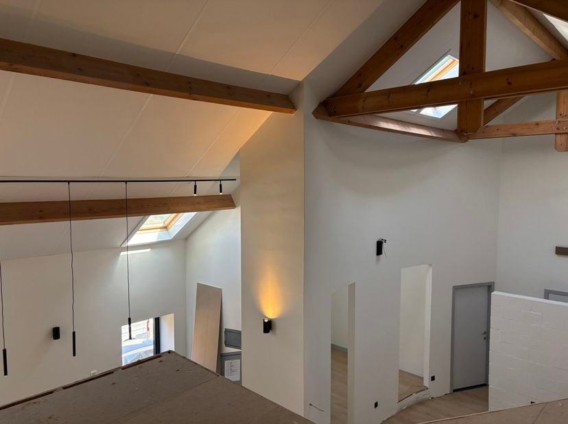 Uniek appartement met hoogwaardige afwerking gelegen aan de Metselstraat 92. <br />
Indeling: de inkomhal met apart toilet geeft toegang tot een bijzo