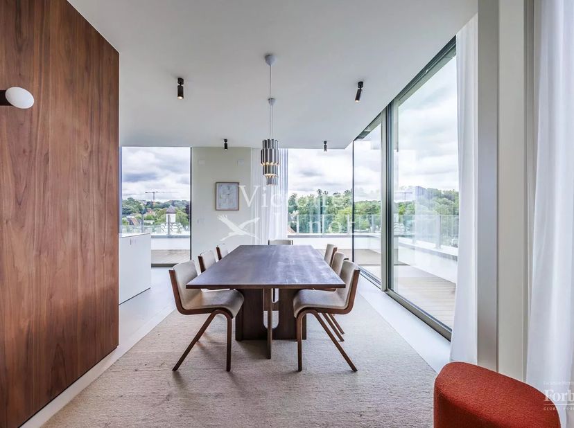 Victoire Junot stelt u een ruim penthouse met drie slaapkamers voor, verlengd door een prachtig en gunstig georiënteerd terras (Zuid/Zuid-West), met u