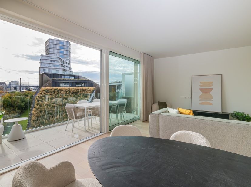 Dit hoekappartement op de 2de verdieping biedt twee volwaardige slaapkamers en een ruim terras van 8 m² op het zuidenwesten. Volledig instapklaar, ges