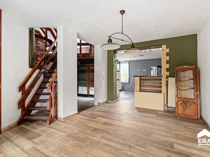 À vendre : maison fermée située au cur de Hoegaarden, à proximité des écoles, des transports en commun et de la gare. Cette habitation offre une dispo