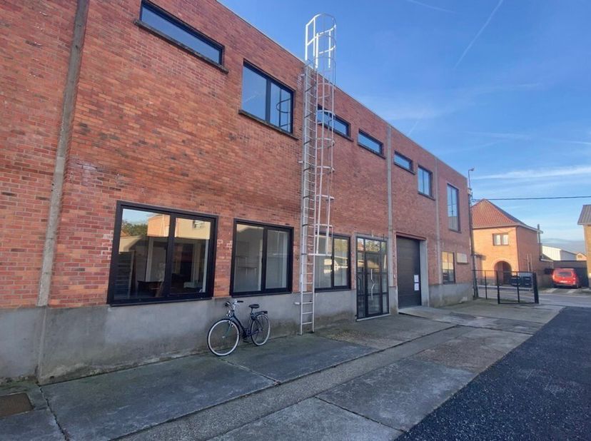 Bureau de 170m² avec 2 places de parking<br />
Emplacement : sur le parc d'activités de Laarne, à proximité de la R4 avec un accès facile à l'E17<br /