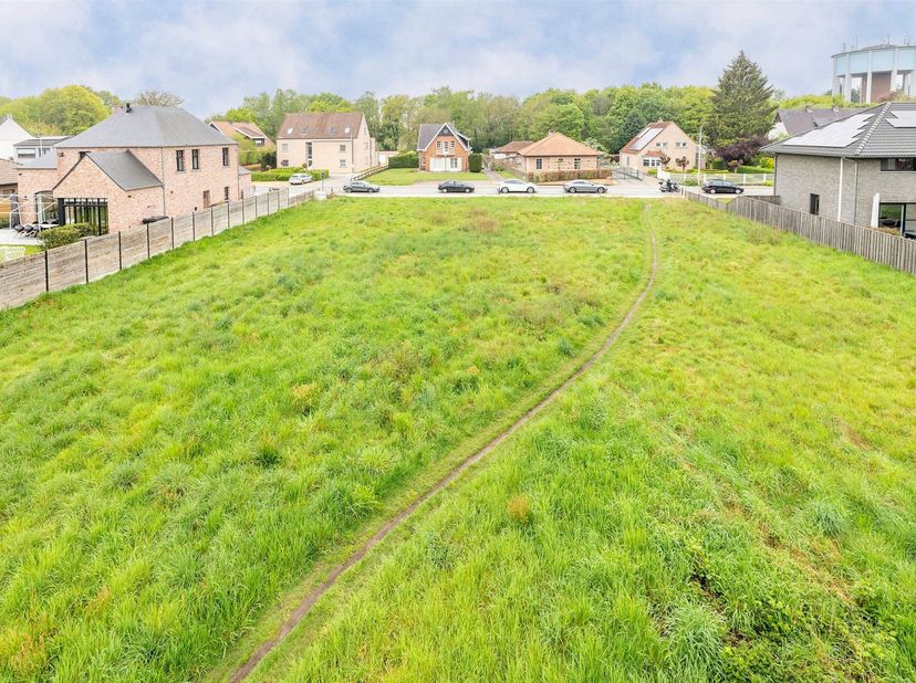 Bouwgrond voor HOB op een perceel van 567m²<br />
<br />
Ligging: Zeer centraal gelegen, nabij het centrum van Achter Olen met alle invalswegen en f