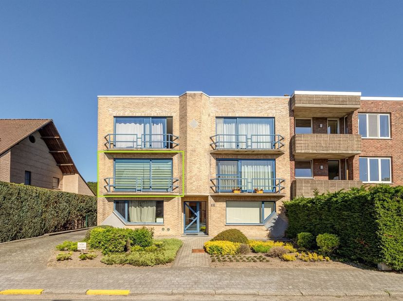 Ontdek dit lichtrijke en gerenoveerde appartement, gelegen in een kleinschalig appartementsgebouw van slechts 6 appartementen, op een rustige locatie